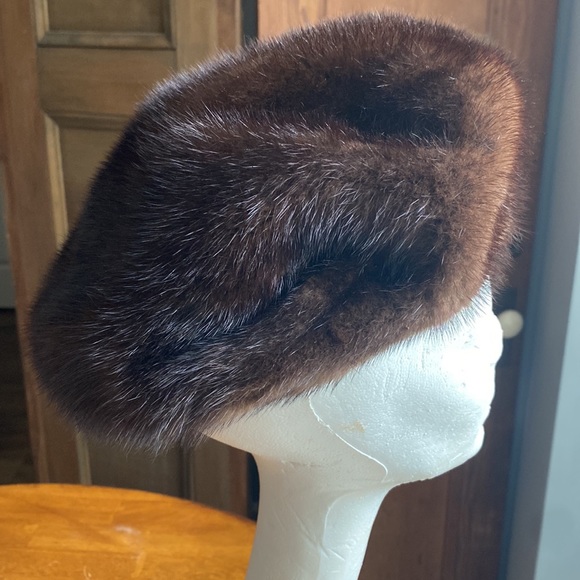 Vintage brown and black fur hat by Betmar Legante. Leather bow in back. - Picture 2 of 6